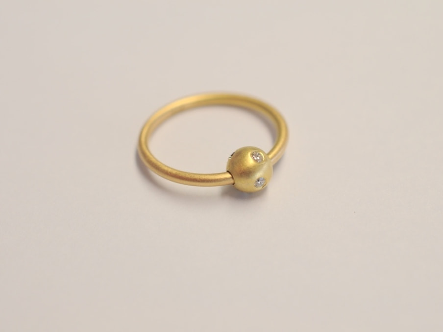 Damenring 'Sternenhimmel' aus 750er Gelbgold mit Diamanten in Goldkugel